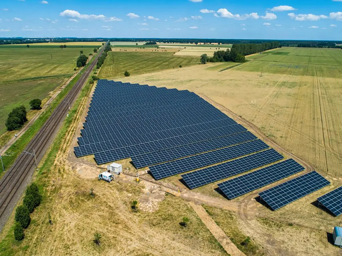 Solarpark an mehrgleisiger Bahnstrecke